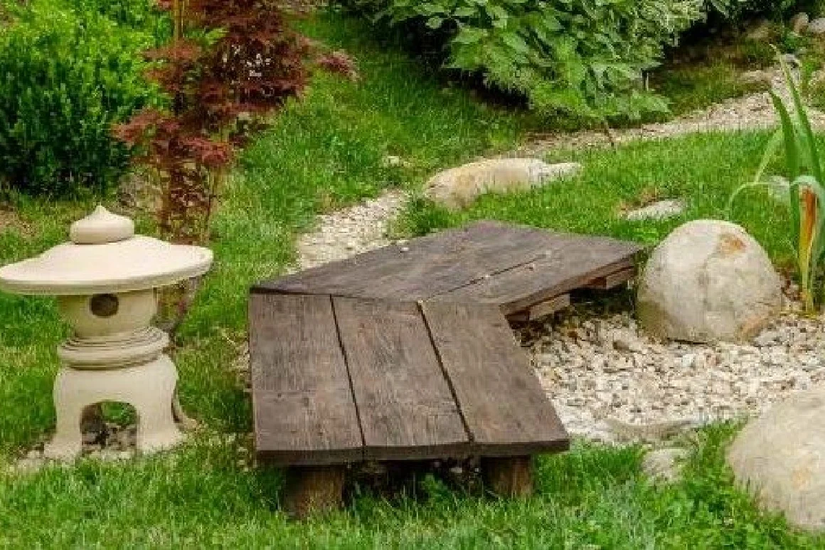 Japanischer Garten mit Steinlaterne und Holzbrücke